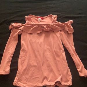 Cold shoulder pink sweater for the fall